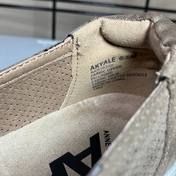 EUC Anne Klein 6.5 Women’s Taupe/Gray NISSA Casual Slip On Wedge - Picture 9 of 9